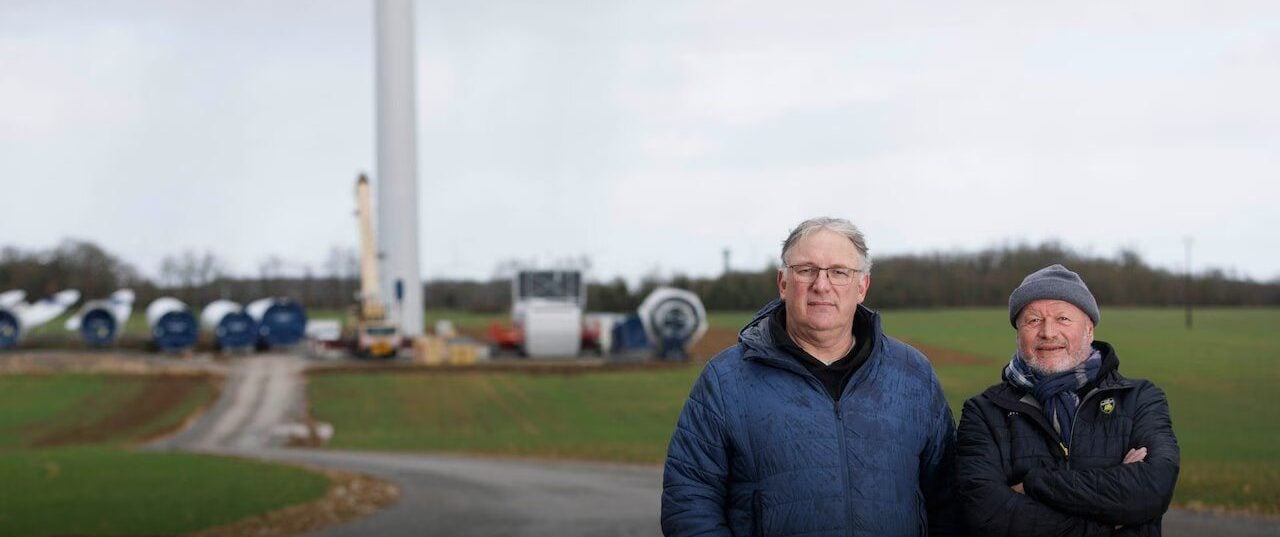 عمدة ونائب عمدة قرية بويورول تيري جيرو وجان ماري جيرودو، بجوار توربين قيد الإنشاء