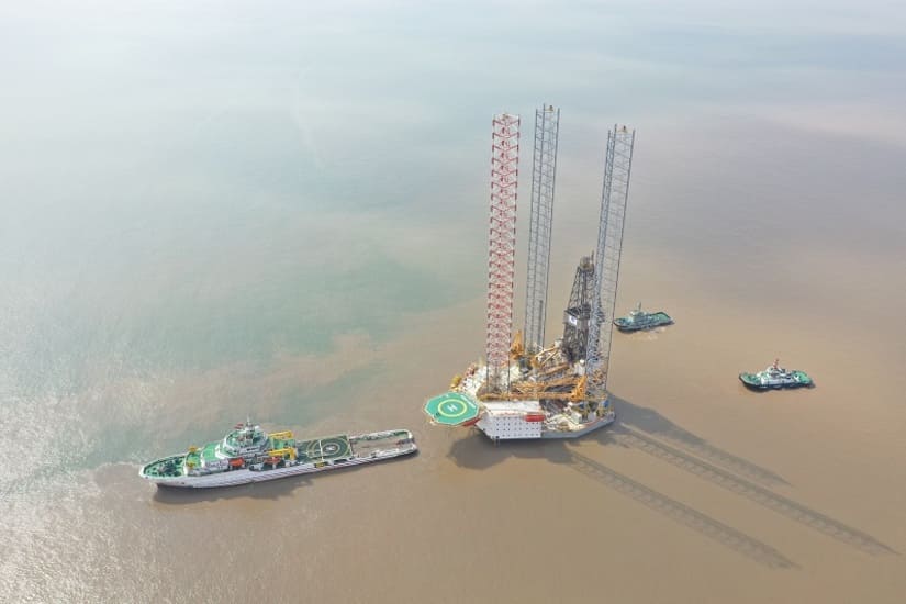 منصة حفر بحرية في سلطنة عمان