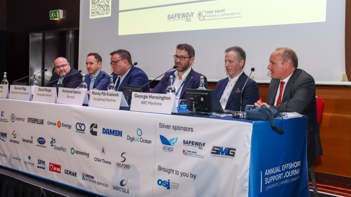 بعض ممثلي شركات تصنيع محركات سفن الدعم البحري