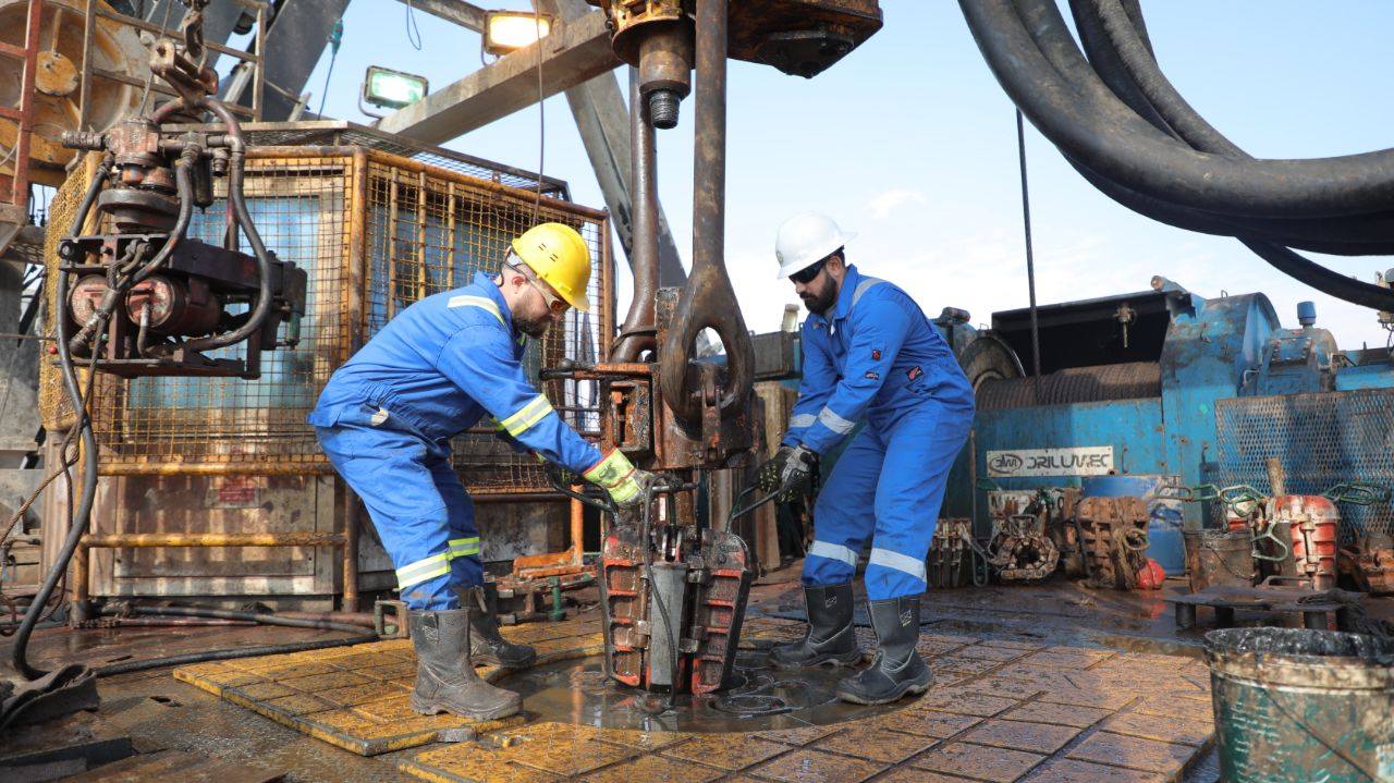 عاملان في شركة الحفر العراقية خلال حفر الآبار