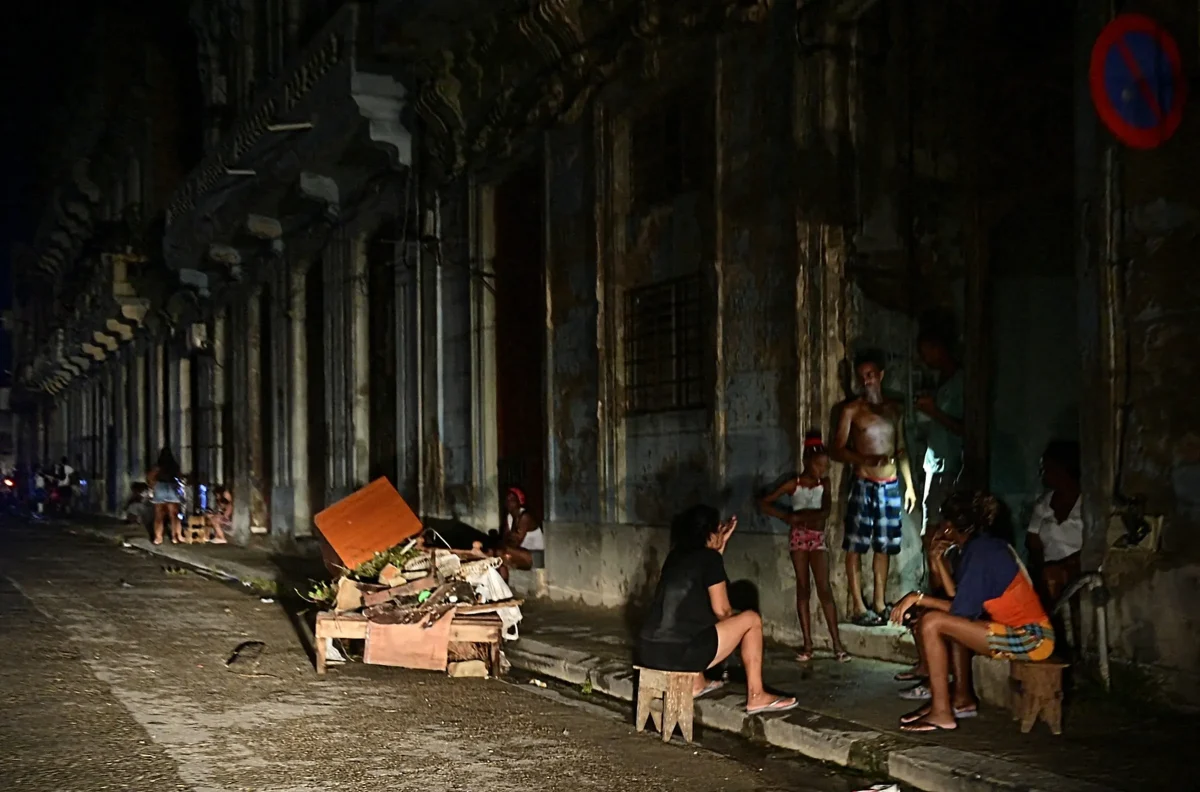 انقطاع الكهرباء في كوبا وبعض السكان يجلسون في أحد الطرق