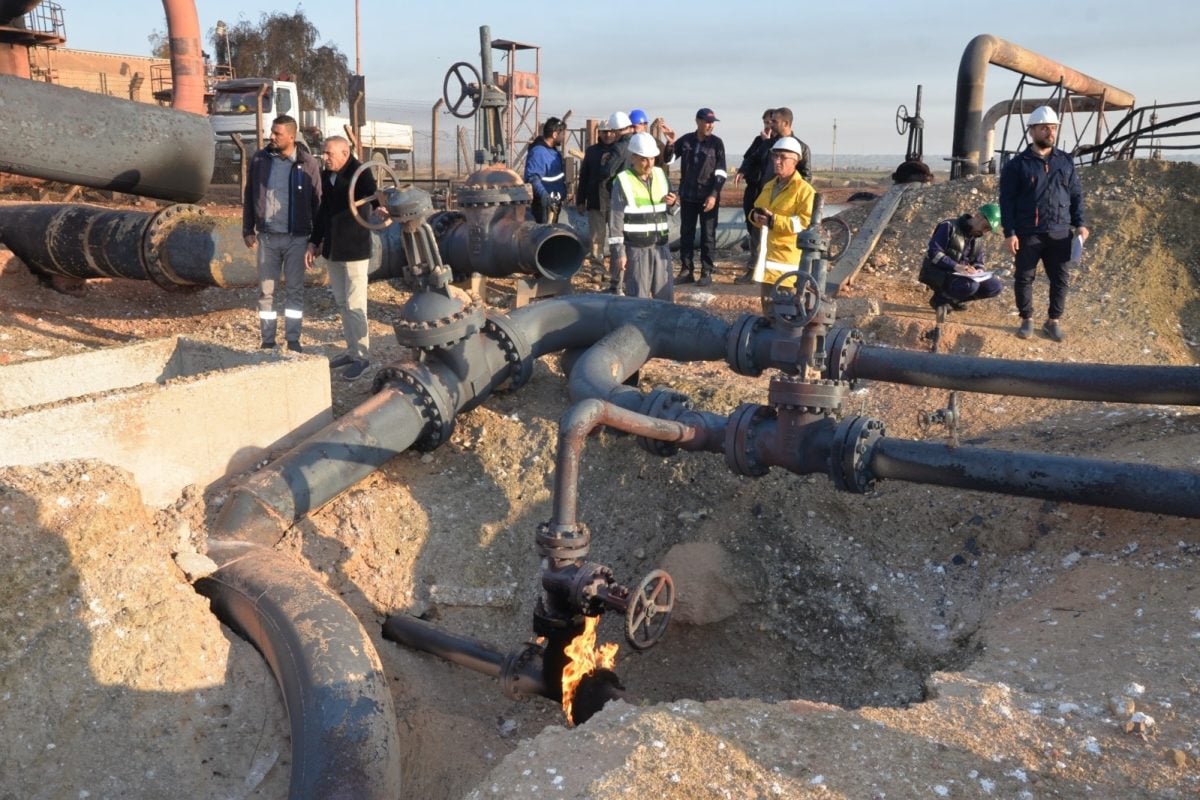 جانب من جهود السيطرة على الحريق