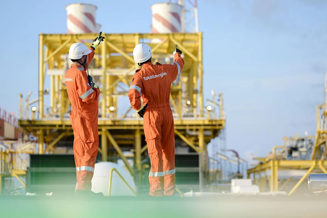 عاملان داخل منشأة تابعة لشركة توتال إنرجي 