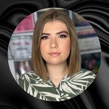 الكاتبة أنيلا دوكسو