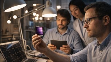 Photo of خلايا البيروفسكايت تولد الكهرباء النظيفة من الضوء الاصطناعي بتقنية جديدة