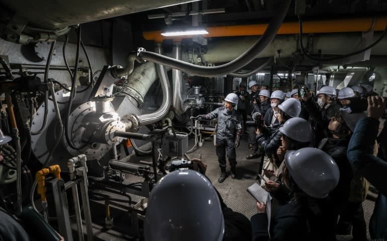 أنابيب برتقالية لتغذية الأمونيا في غلاية الوحدة 4 بمحطة هيكينان الحرارية