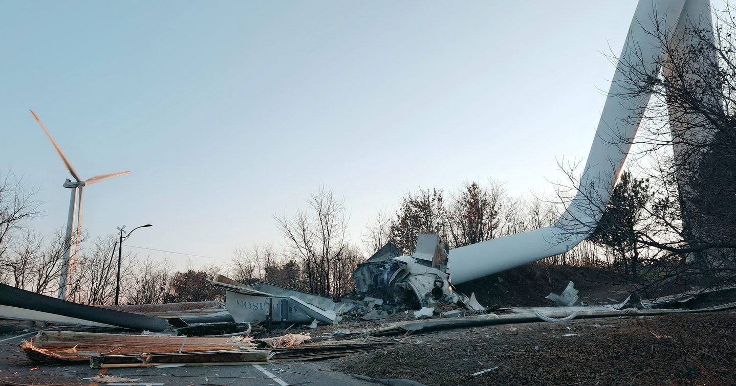 سقوط التوربين على جانب الطريق في مزرعة رياح رياح يونغدوك