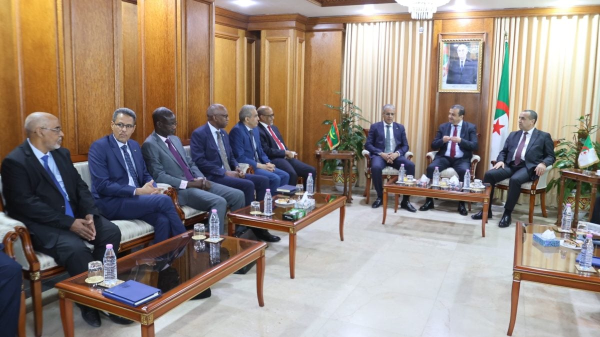 جانب من لقاء وزيرا المحروقات والطاقة المتجددة مع وزير الطاقة الموريتاني