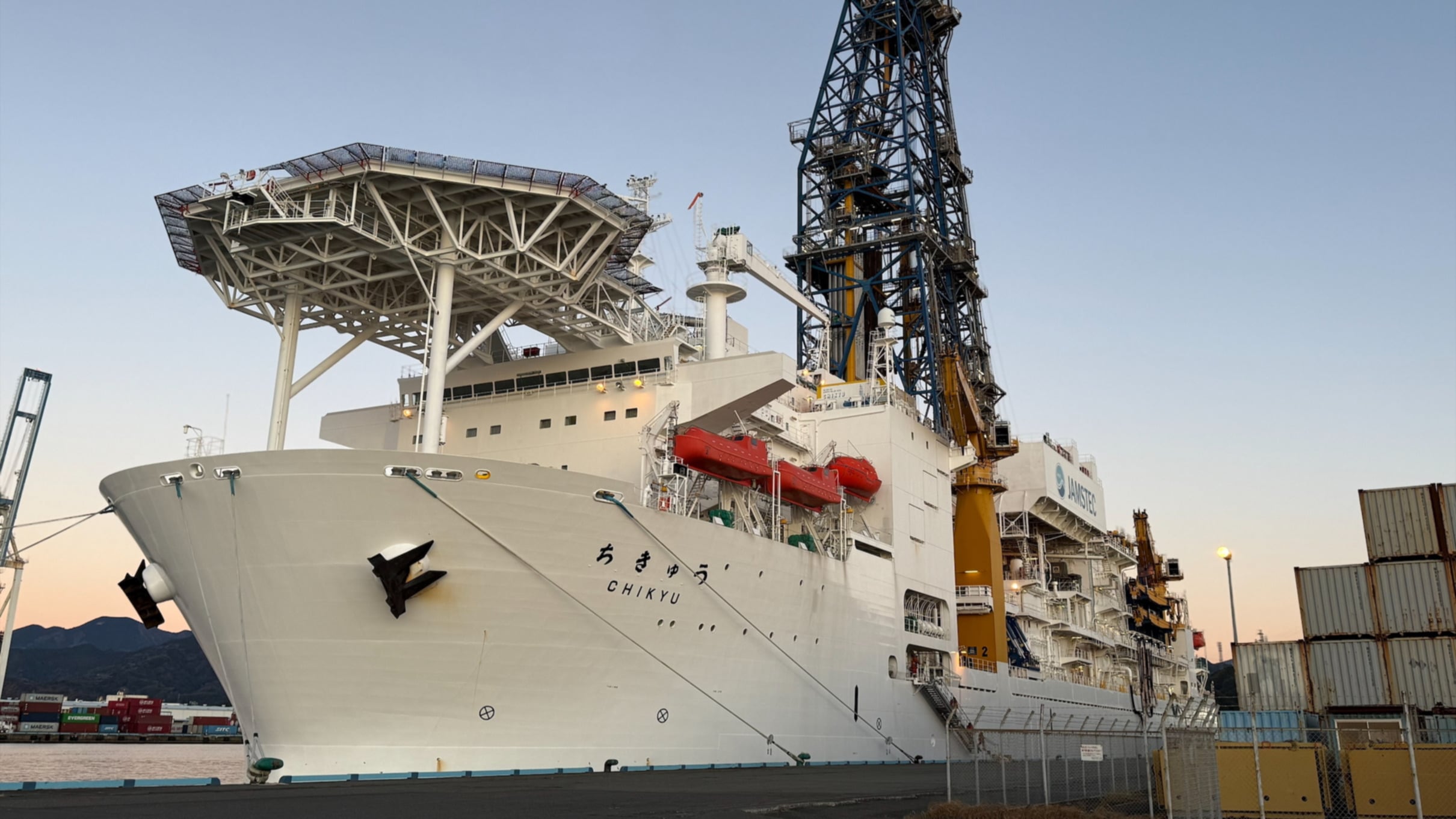 سفينة البحث اليابانية المستكشفة للعناصر الأرضية النادرة في المحيط الهادئ