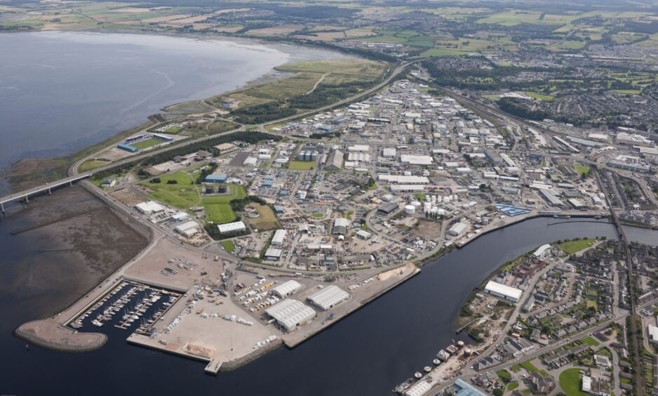 ميناء إنفرنيس على الساحل الشرقي لإسكتلندا 