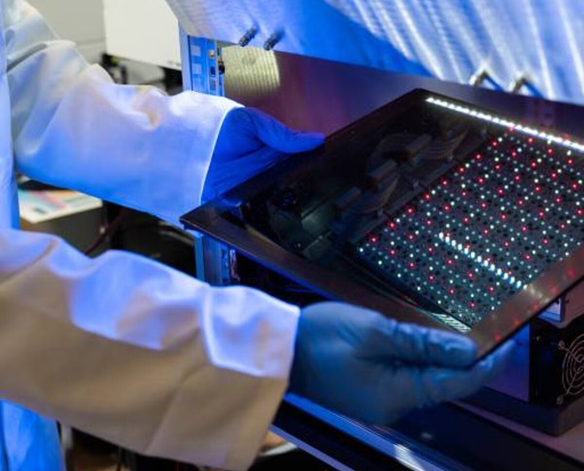 علماء يفحصون خلية بيروفسكايت شمسية