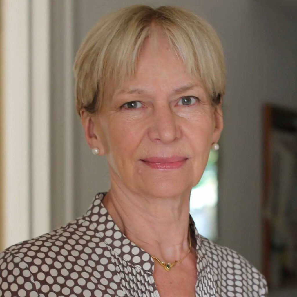 الصحفية السابقة لدى هيئة الإذاعة البريطانية إيزابيل هيلتون