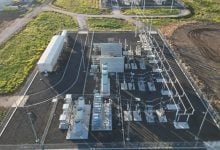 Photo of أكبر بطارية تخزين كهرباء ومحطة شمسية هجينة في أستراليا تستحوذ عليها شركة بريطانية