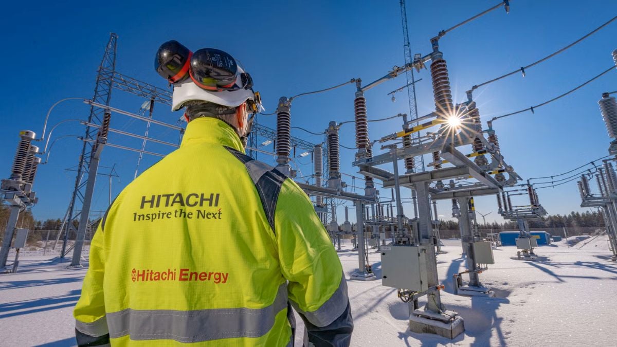 عامل داخل محطة كهرباء