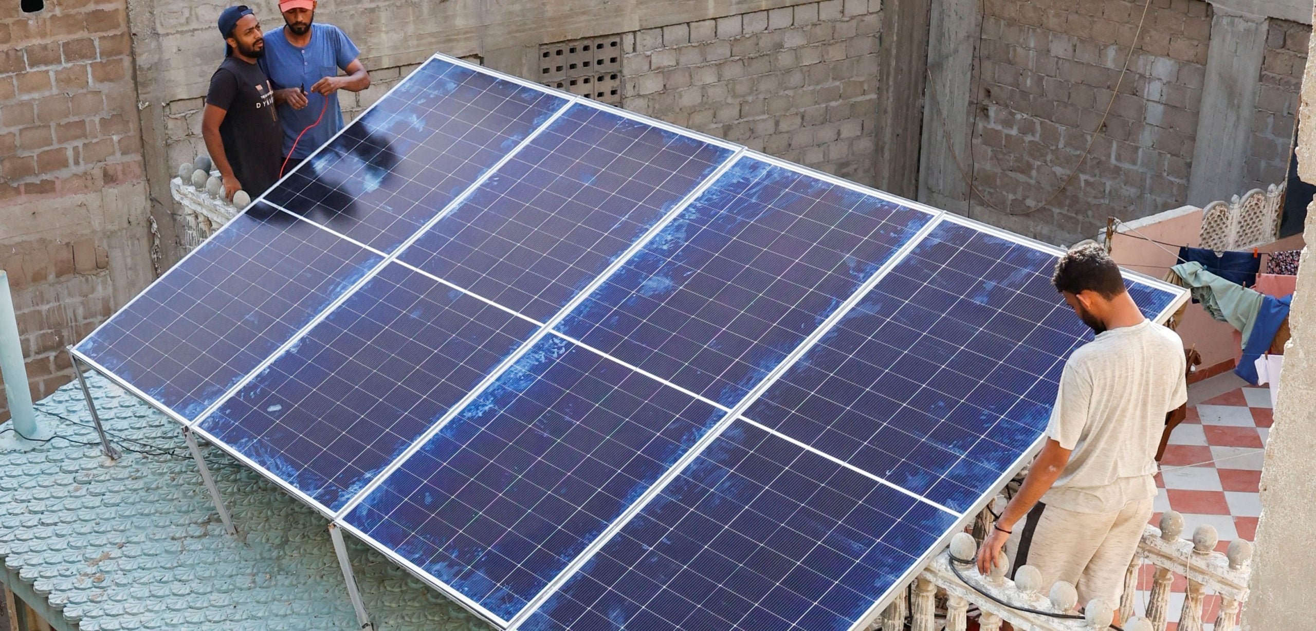 تركيب ألواح شمسية على سطح منزل في باكستان