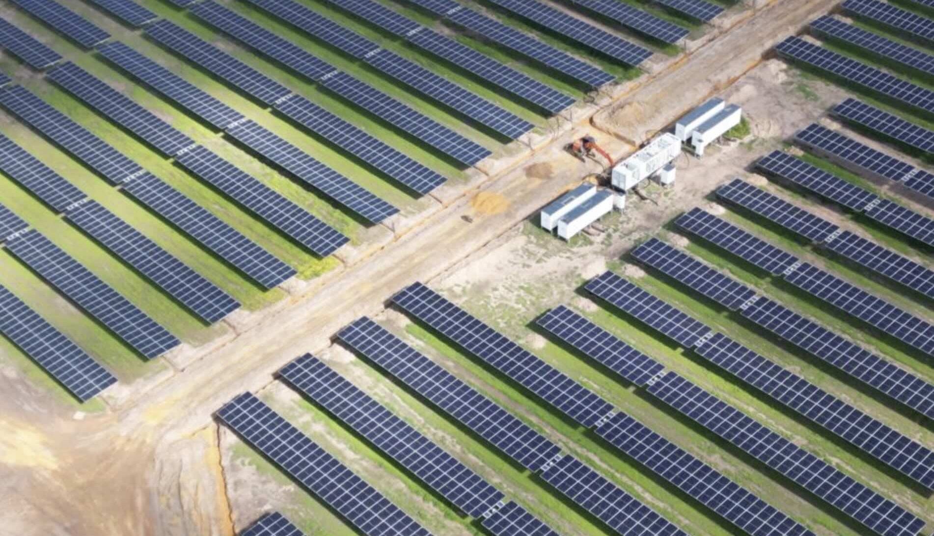 مشروع بطارية تخزين كهرباء ومحطة شمسية في أستراليا