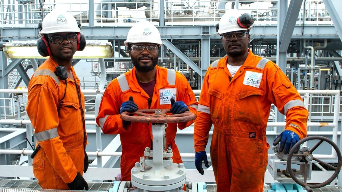 عمال في شركة أزولي إنرجي في أحد مواقع الإنتاج