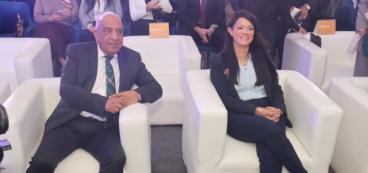 وزيرا الكهرباء والتخطيط خلال مشاركتها في المؤتمر