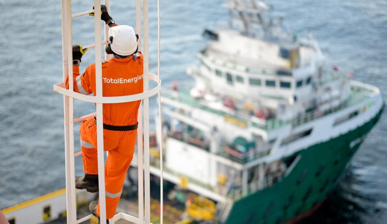 عامل في توتال إنرجي يباشر أعماله