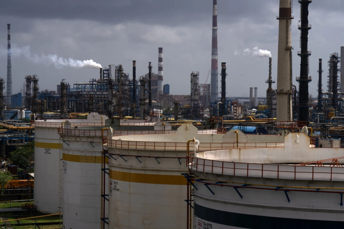 إحدى مصافي تكرير النفط بمدينة مومباي الهندية 