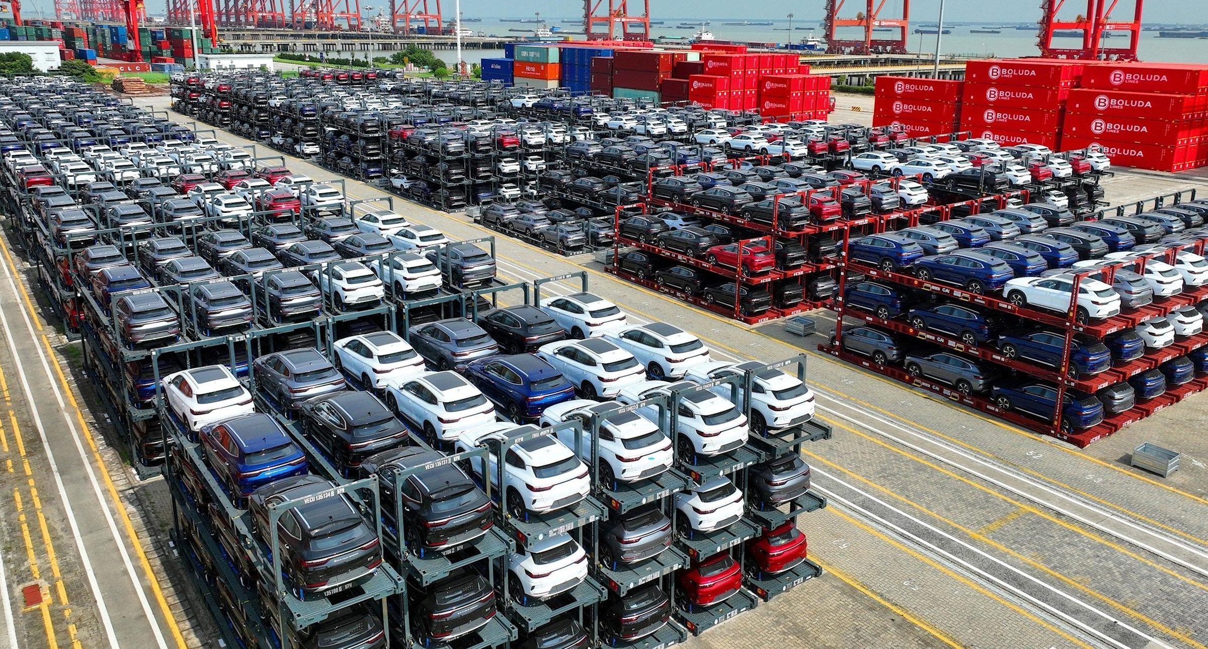 سيارات متكدسة في أحد المواني