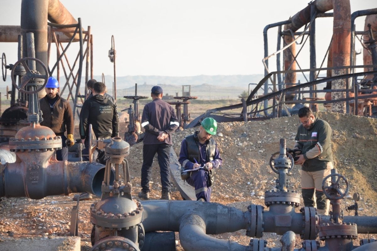 جانب من جهود السيطرة على الحريق