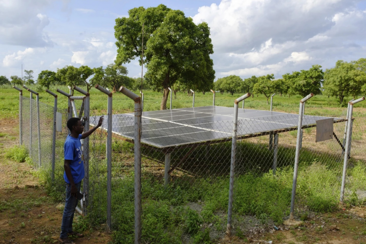ألواح الطاقة الشمسية بالقرب من مدينة غوشيغو شمال غانا