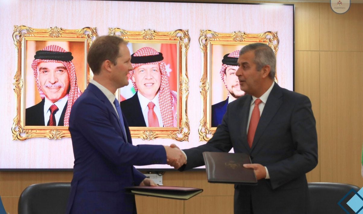 جانب من توقيع الاتفاقية