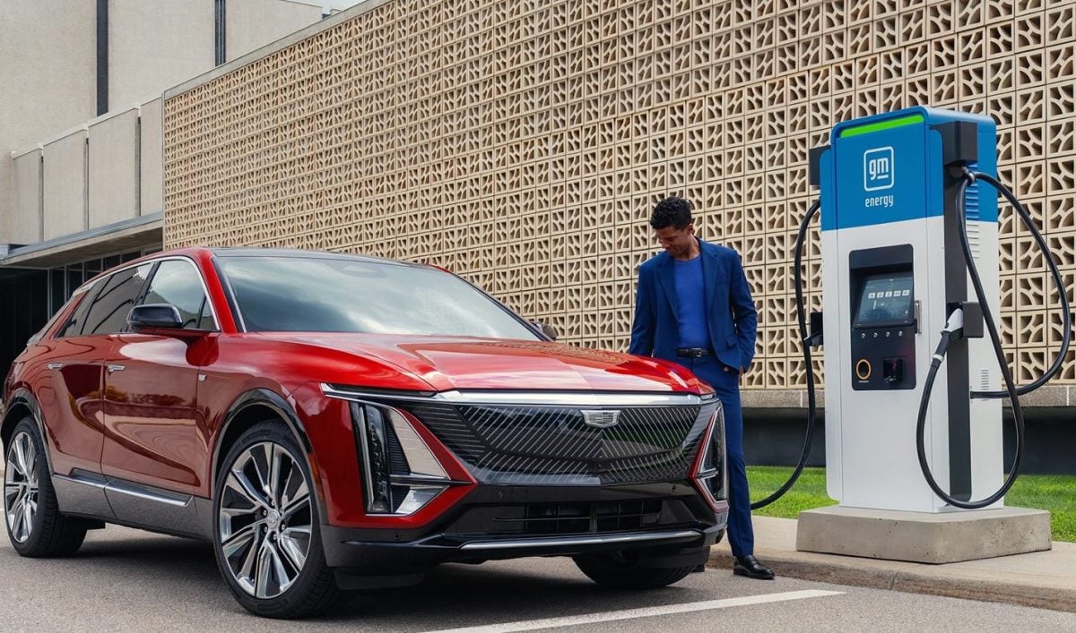 سيارة كهربائية تحمل علامة جنرال موتورز التجارية تتلقى الشحن