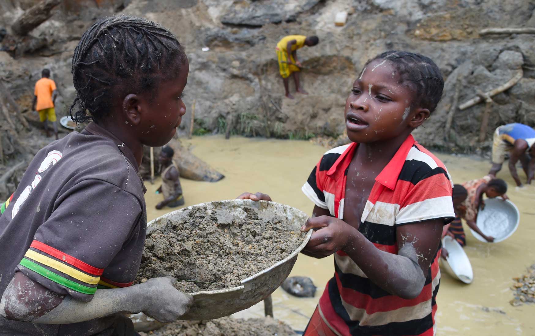 أطفال في منجم تعدين 