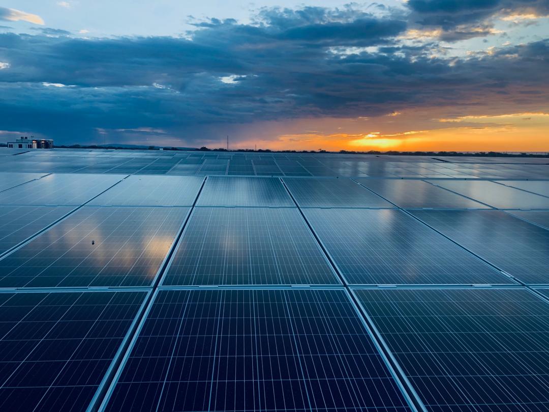 ألواح طاقة شمسية