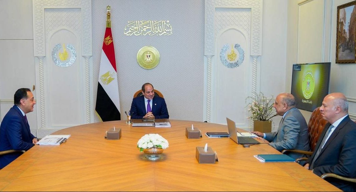 جانب من اجتماع الرئيس المصري ورئيس مجلس الوزراء ووزير الكهرباء