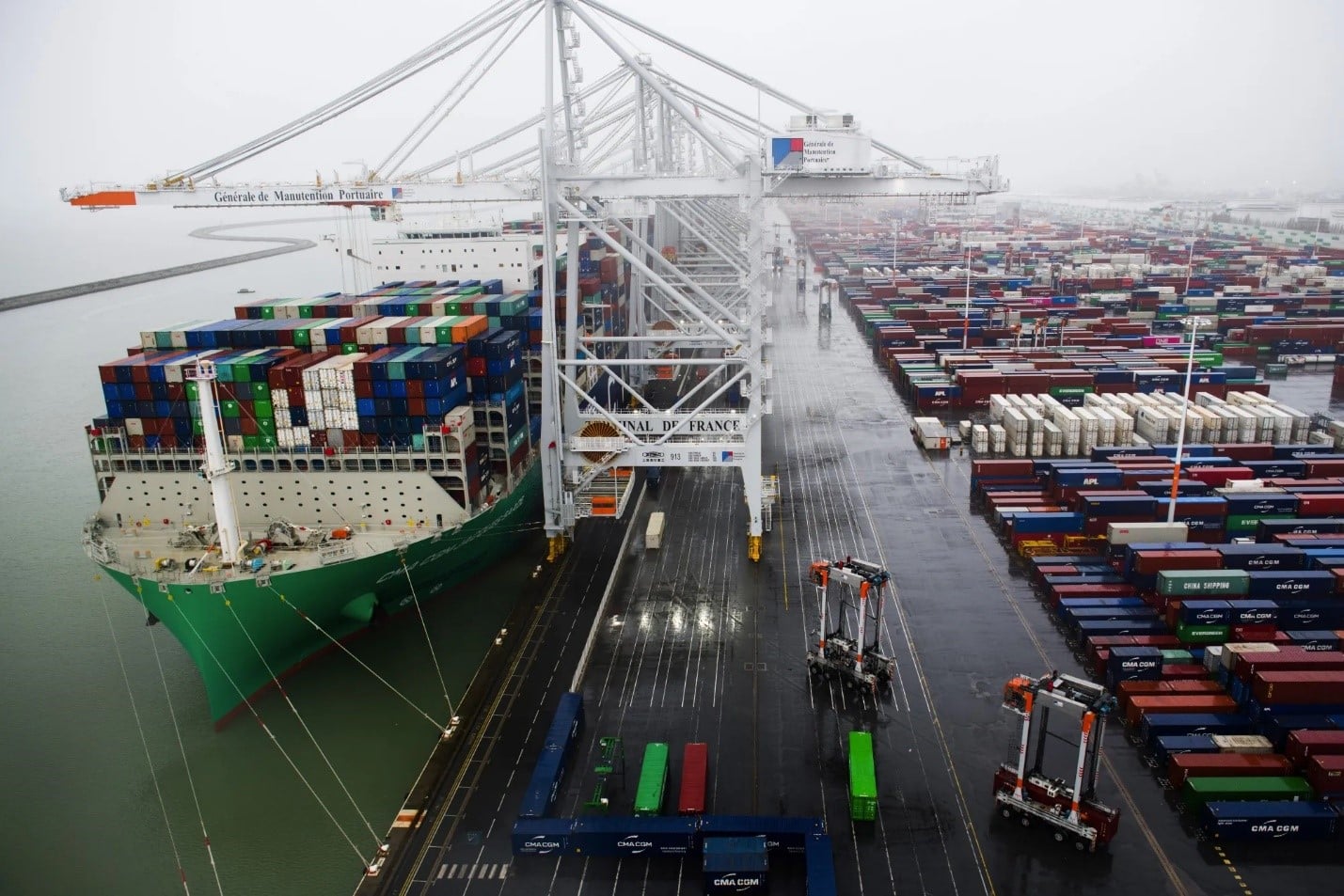 سفينة حاويات بميناء لو هافر في فرنسا 
