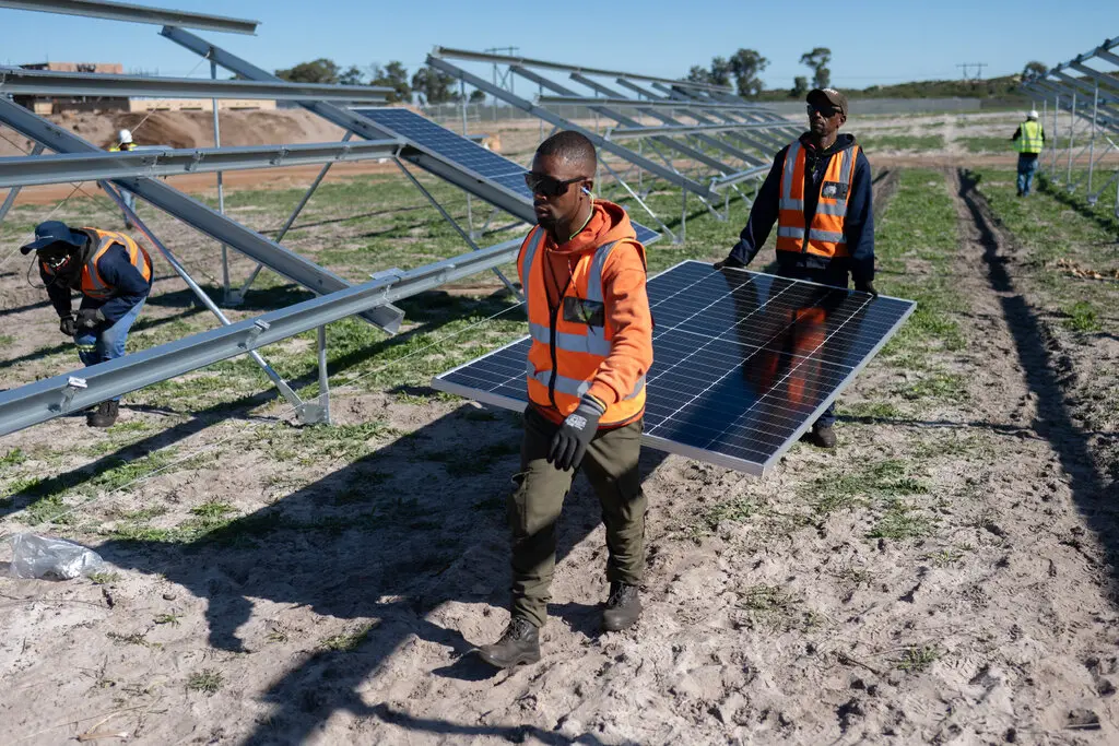 تركيب ألواح الطاقة الشمسية في بلدة أتلانتس بجنوب أفريقيا