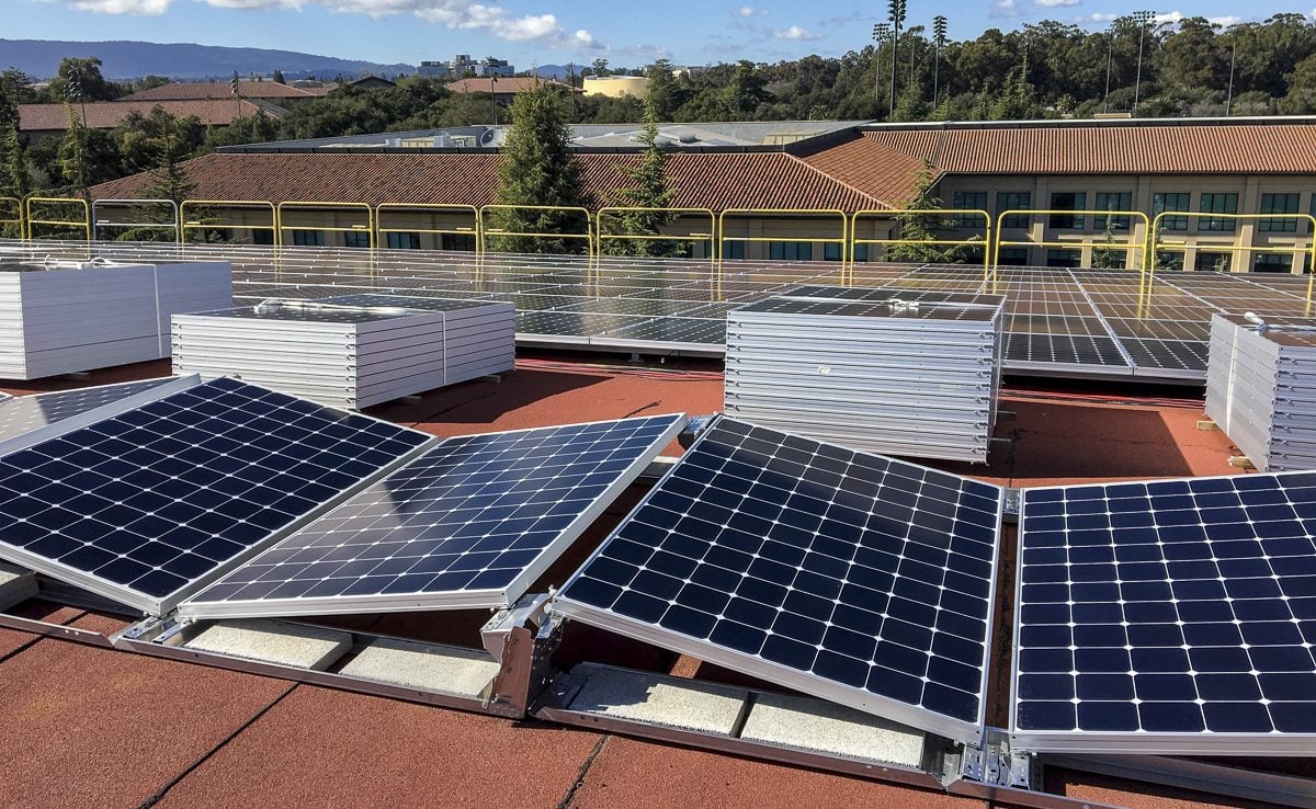 ألواح شمسية على الأسطح