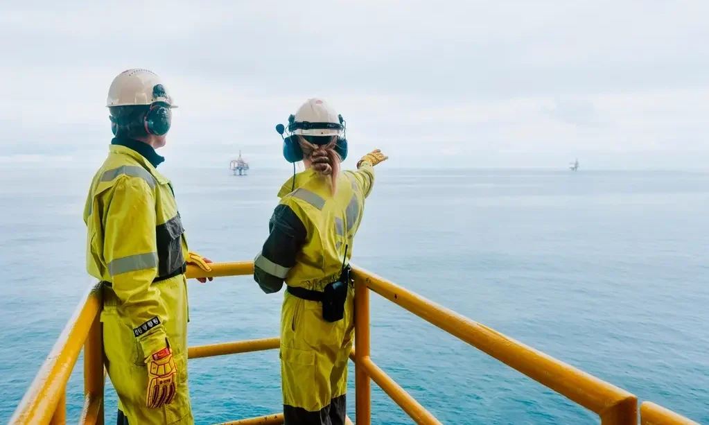 عاملان تابعان لشركة إكوينور في أحد مواقع العمل