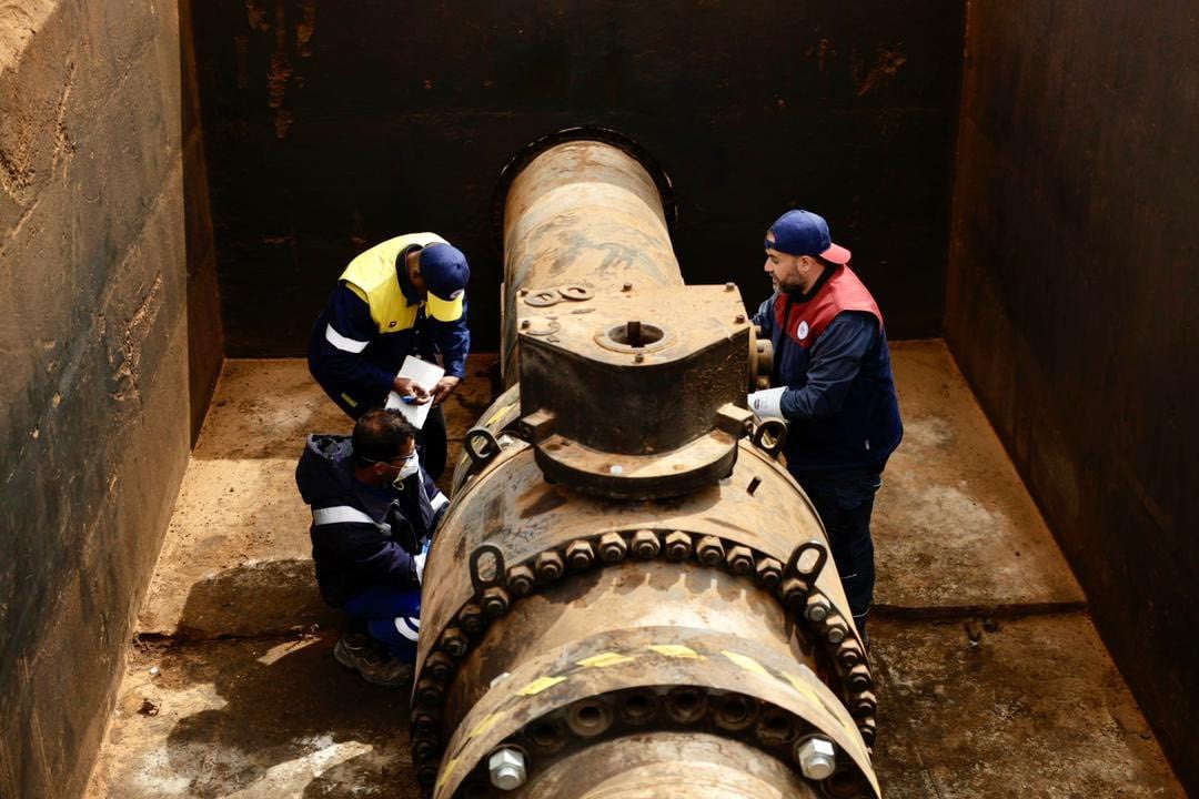 من أعمال صيانة خط تصدير النفط - الصورة من المؤسسة الوطنية