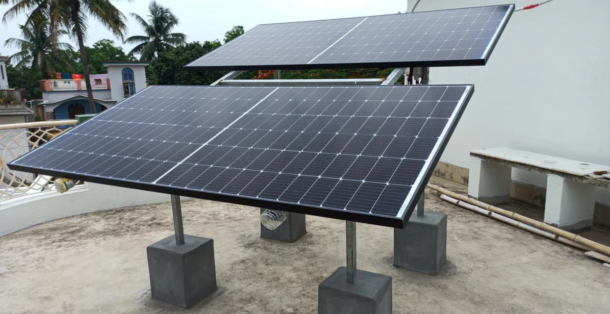 ألواح شمسية على سطح منزل