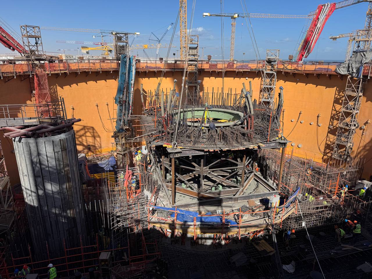 تركيب الهيكل الداعم في الوحدة الأولى لمحطة الضبعة النووية في مصر 