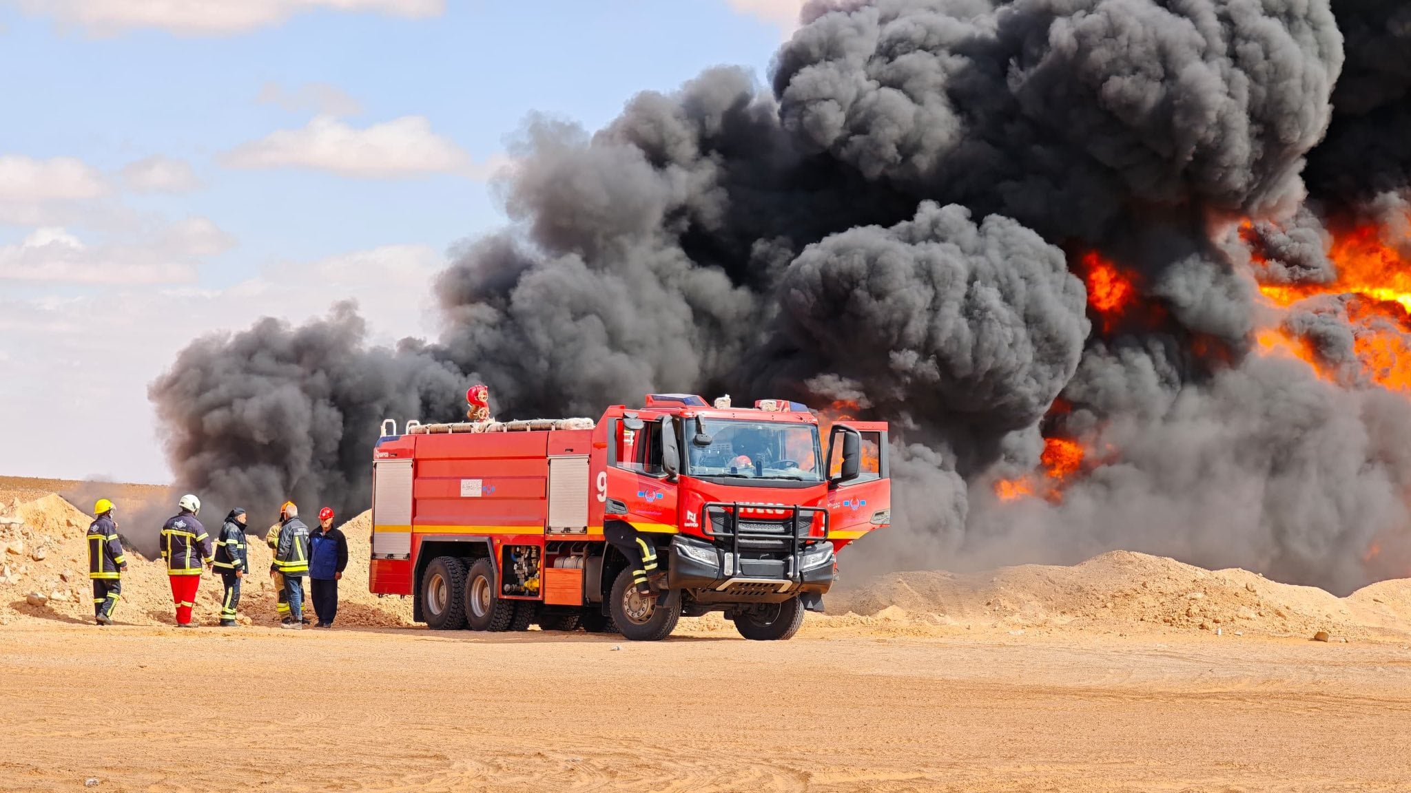 جانب من محاولات إخماد حريق حقل الشرارة