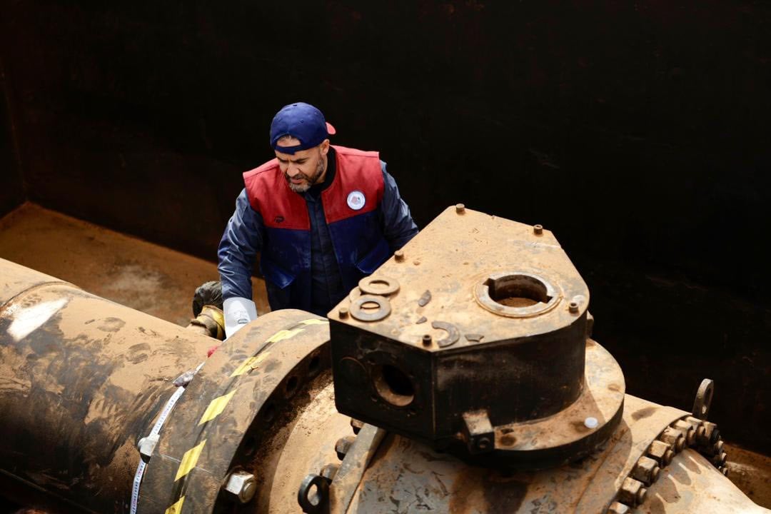 من أعمال صيانة خط تصدير النفط - الصورة من المؤسسة الوطنية