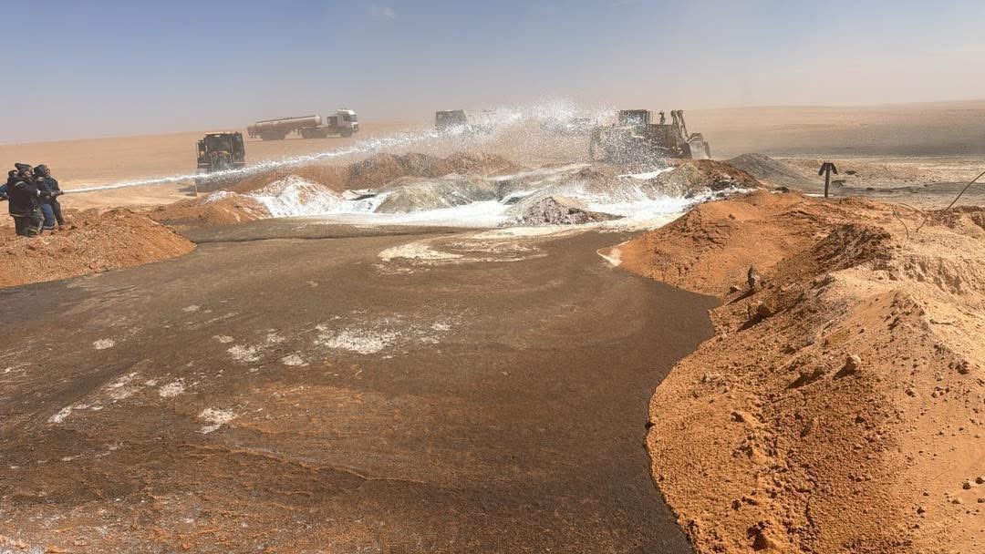 جانب من أعمال تبريد موقع حريق حقل الشرارة
