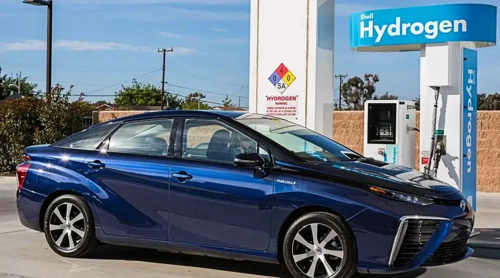 سيارة تتزود بوقود الهيدروجين