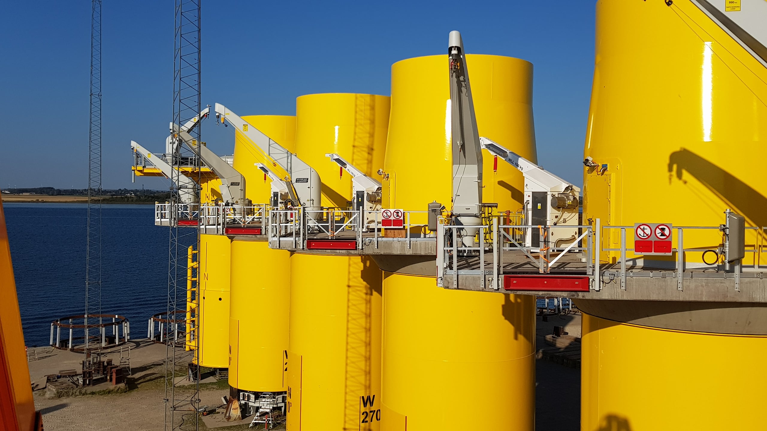 معدات قبل تركيبها في مزرهة هورنسي 2