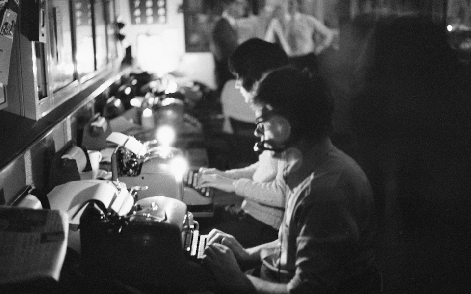 استعمال الشموع في غرفة أخبار صحيفة "ديلي ميرور" في عام 1970 بسبب انقطاع الكهرباء