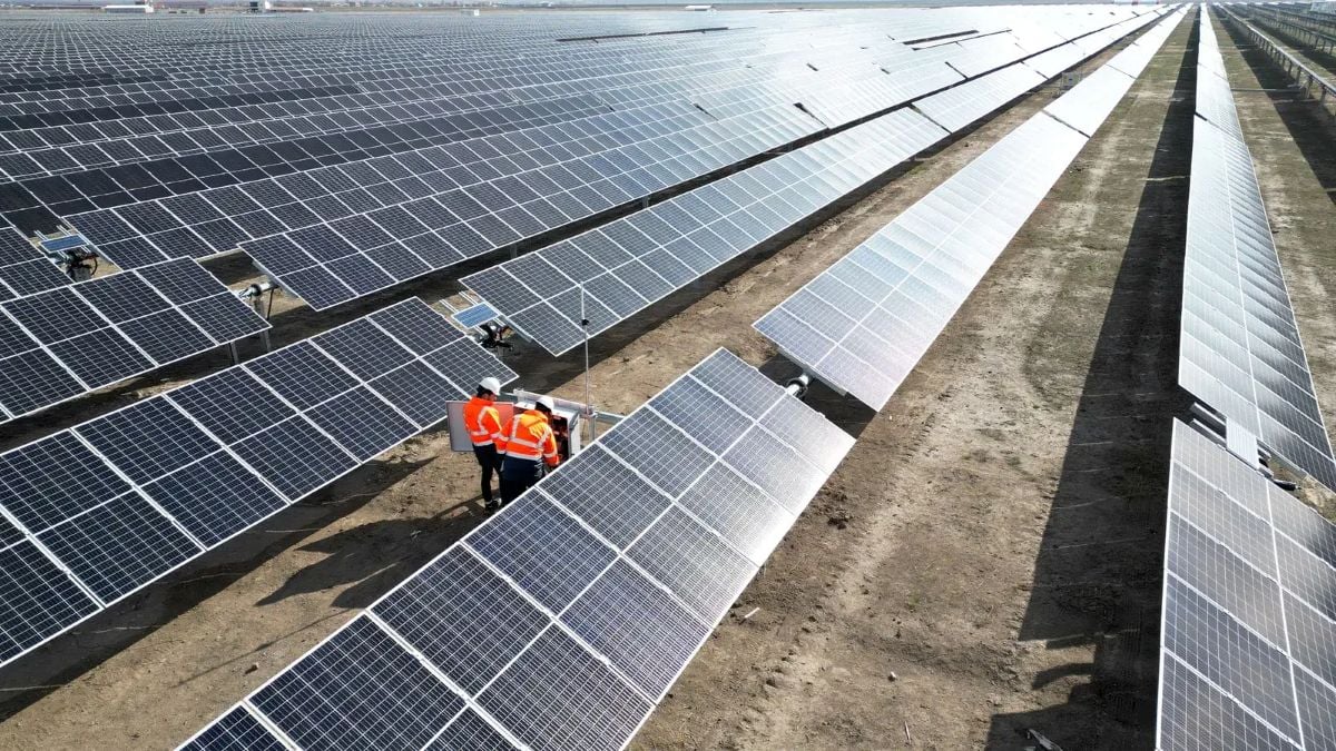 عاملان داخل محطة للطاقة الشمسية 