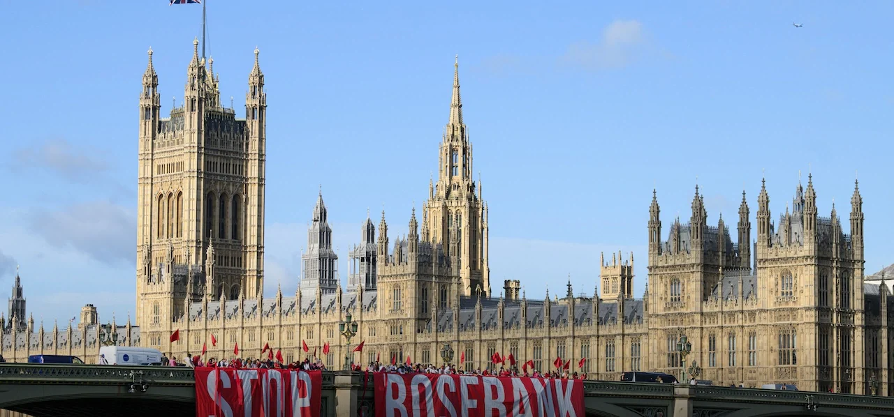 لافتة تطالب بوقف تطوير حقل نفط روزبنك