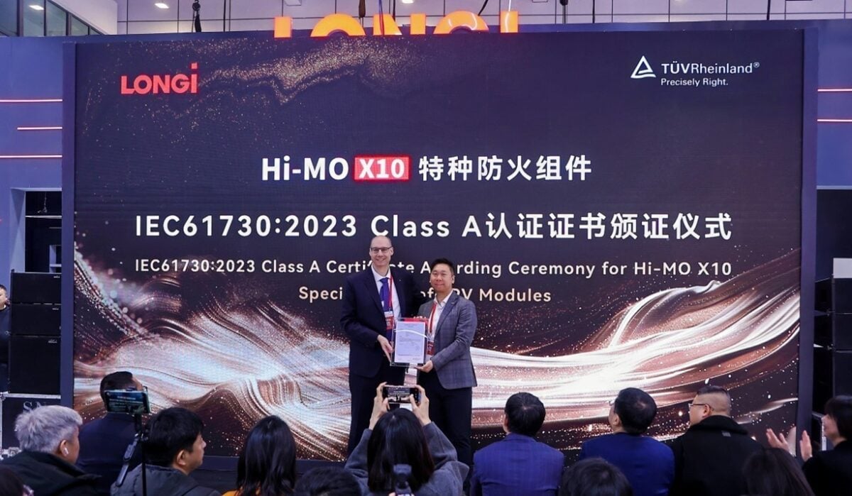 ألواح شمسية مقاومة للحرائق