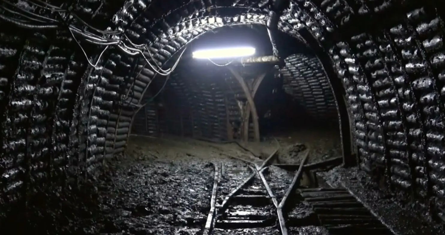 نفق داخل منجم