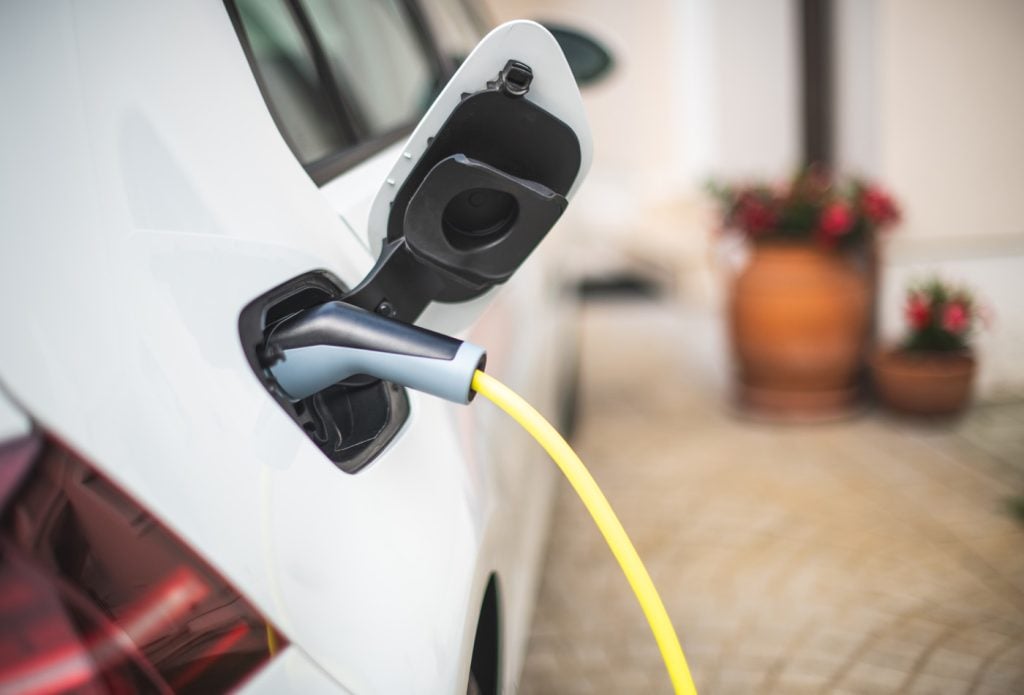 سيارة كهربائية تشحن بطاريتها